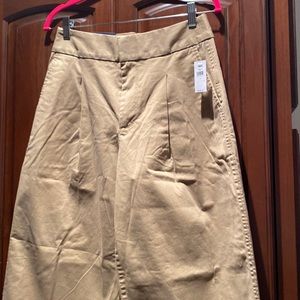 NWT: Size 4,Gap Easy through the hip & thigh. cropped wide leg